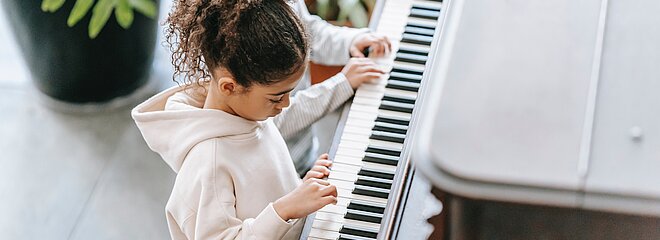 Menina tocando piano