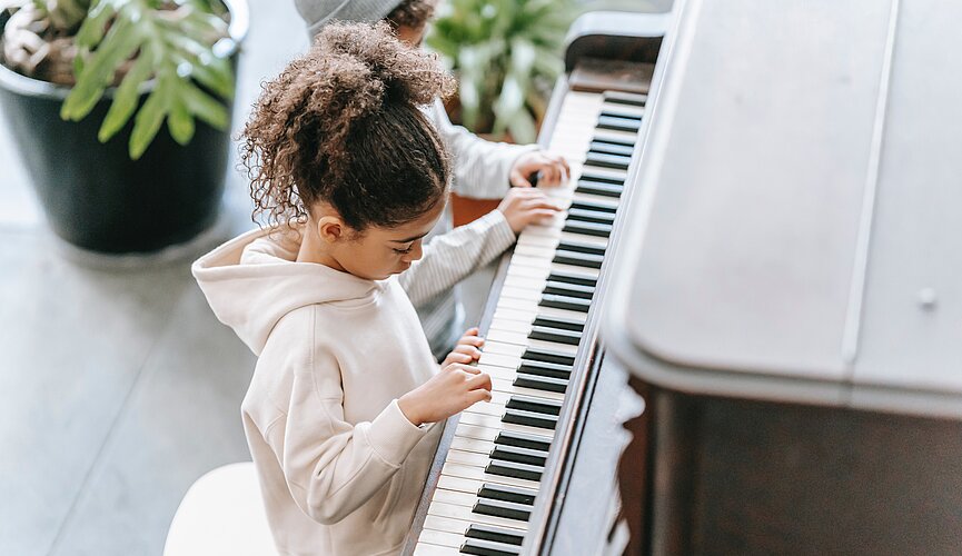 Menina tocando piano