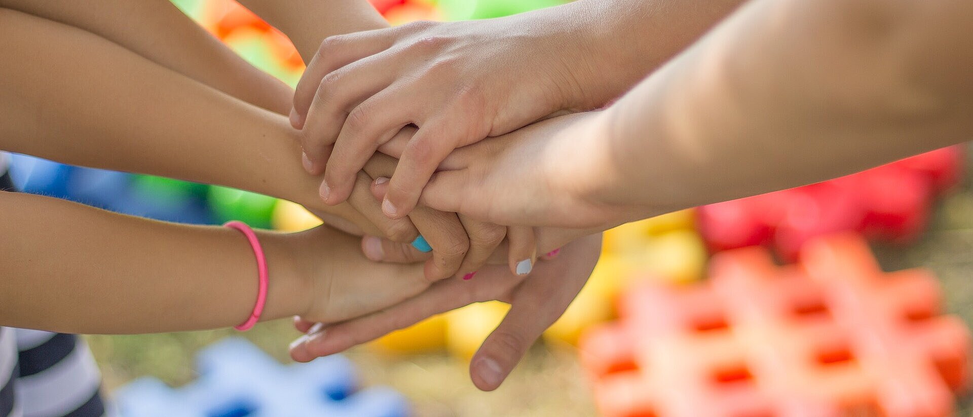 Mãos de crianças juntas.