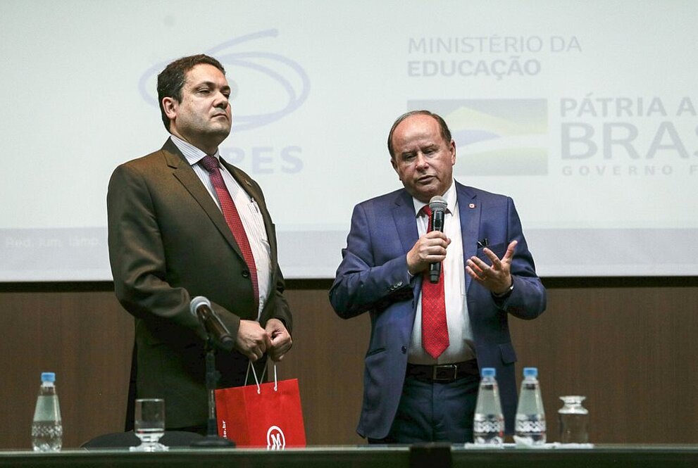 Anderson Correia, presidente da CAPES, e Benedito Guimarães Aguiar Neto, reitor da UPM. 