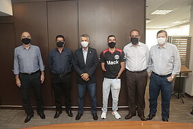 Seis homens em pé, enfileirados para foto
