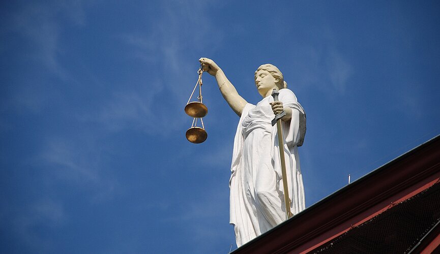 simbolo da justiça. mulher vendada com uma balança nas mãos