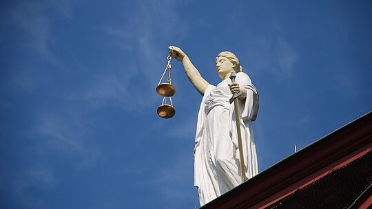 simbolo da justiça. mulher vendada com uma balança nas mãos