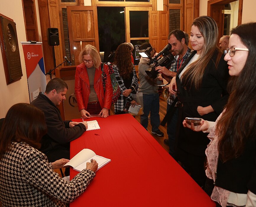 Maria da Luz Pereira e Gustavo Lassala dando autógrafos no Centro Histórico e Cultural Mackenzie