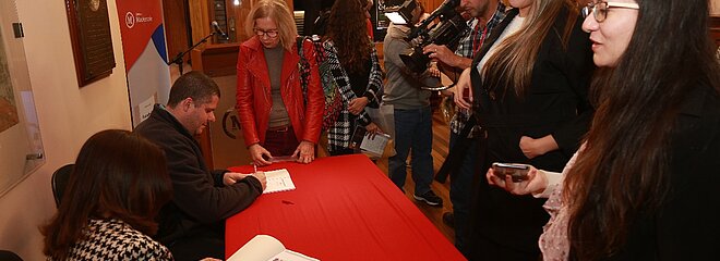 Maria da Luz Pereira e Gustavo Lassala dando autógrafos no Centro Histórico e Cultural Mackenzie