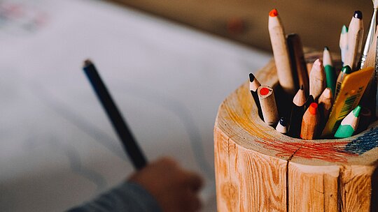 Mesa com lápis de cor. 