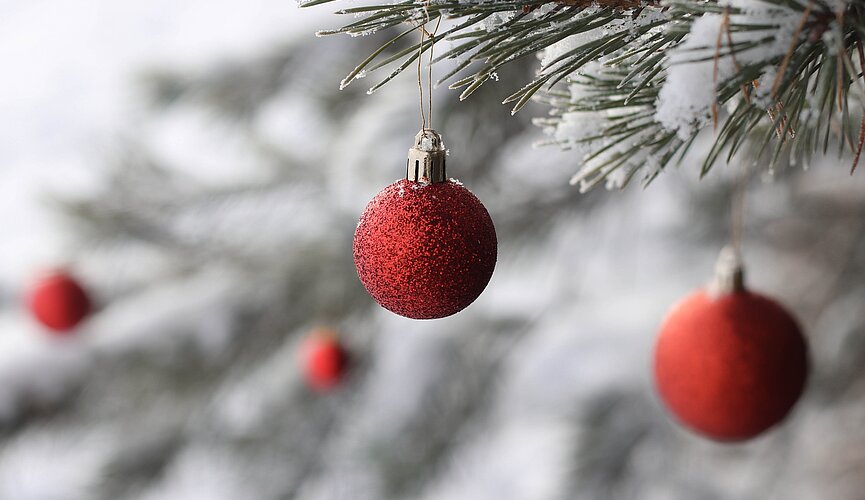 na imagem temos bolas vermelhas de árvore de natal