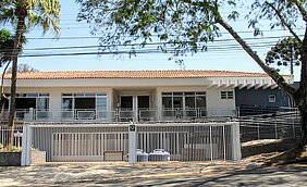 entrada do novo Centro de Oncologia e Unidade Mackenzie da Mulher. Está um dia de sol e há árvores ladeando a imagem da entrada