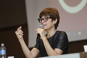 Renata Lo Prete no término da Aula Magna