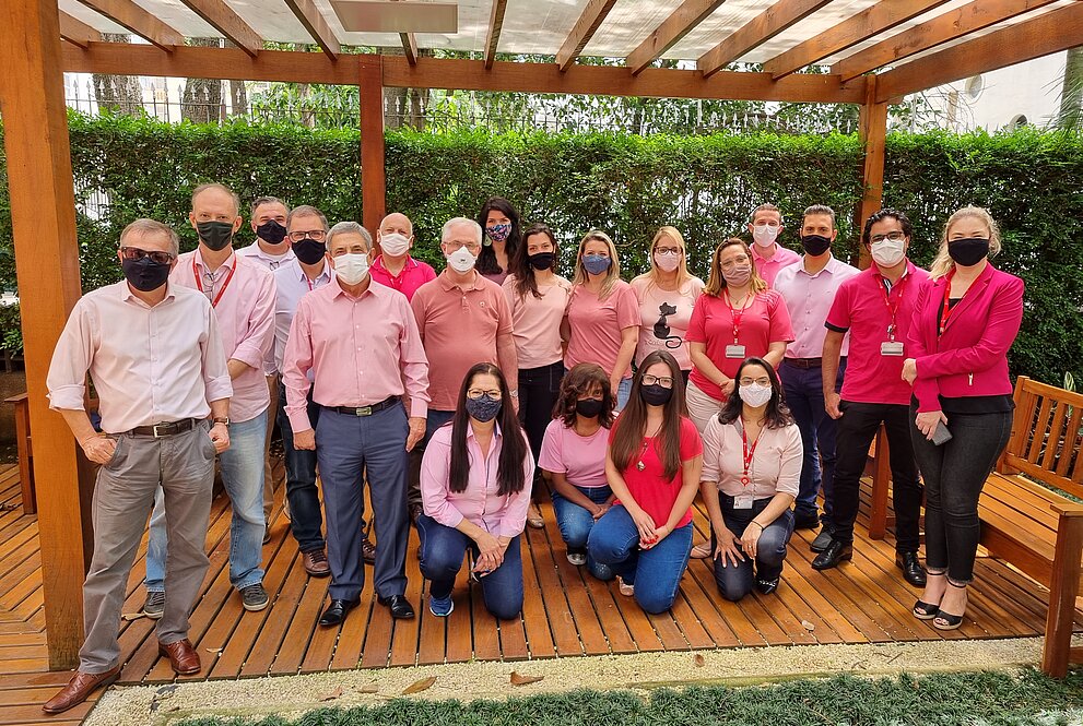 Imagem com a equipe do Mackenzie Soluções vestindo rosa