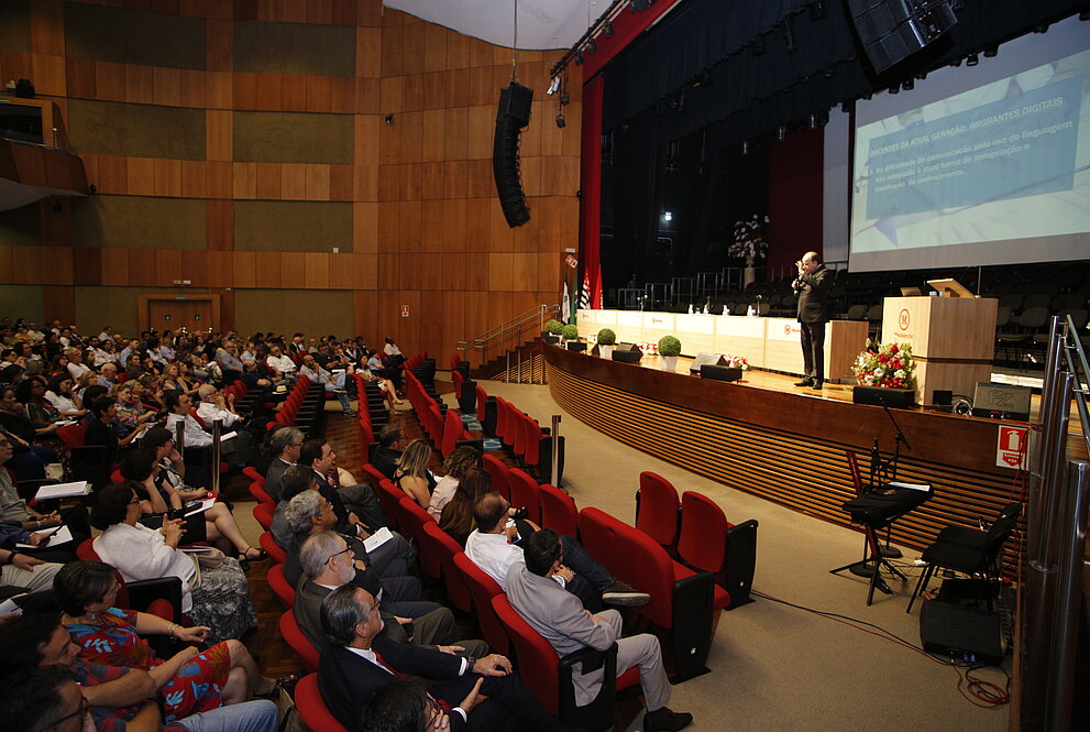Auditório com plateia lotada no auditório Ruy Barbosa