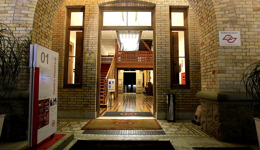 Foto de entrada do prédio 1.