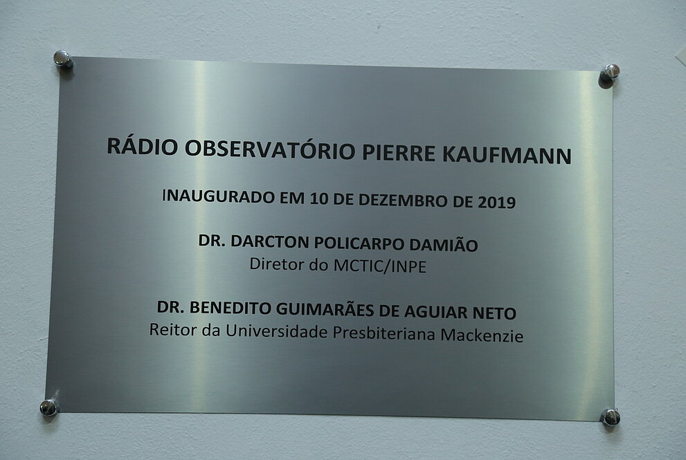 placa de metal usada para indicar a reinauguração do rádio observatório