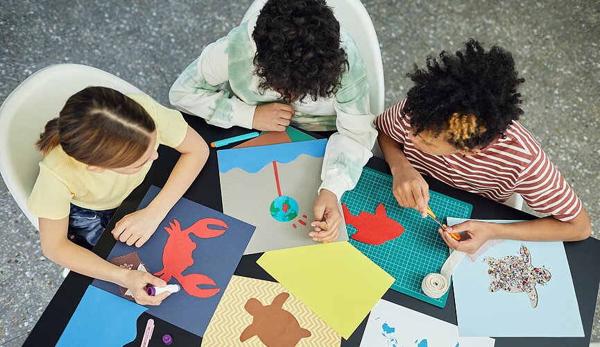 Crianças praticando habilidades artísticas.