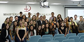 Estudantes juntos durante a visita.