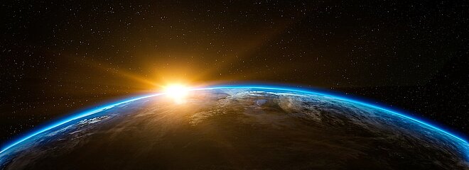 Planeta Terra visto de longe, com Sol ao fundo.