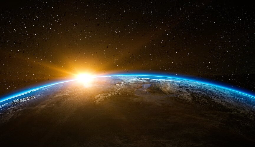 Planeta Terra visto de longe, com Sol ao fundo.