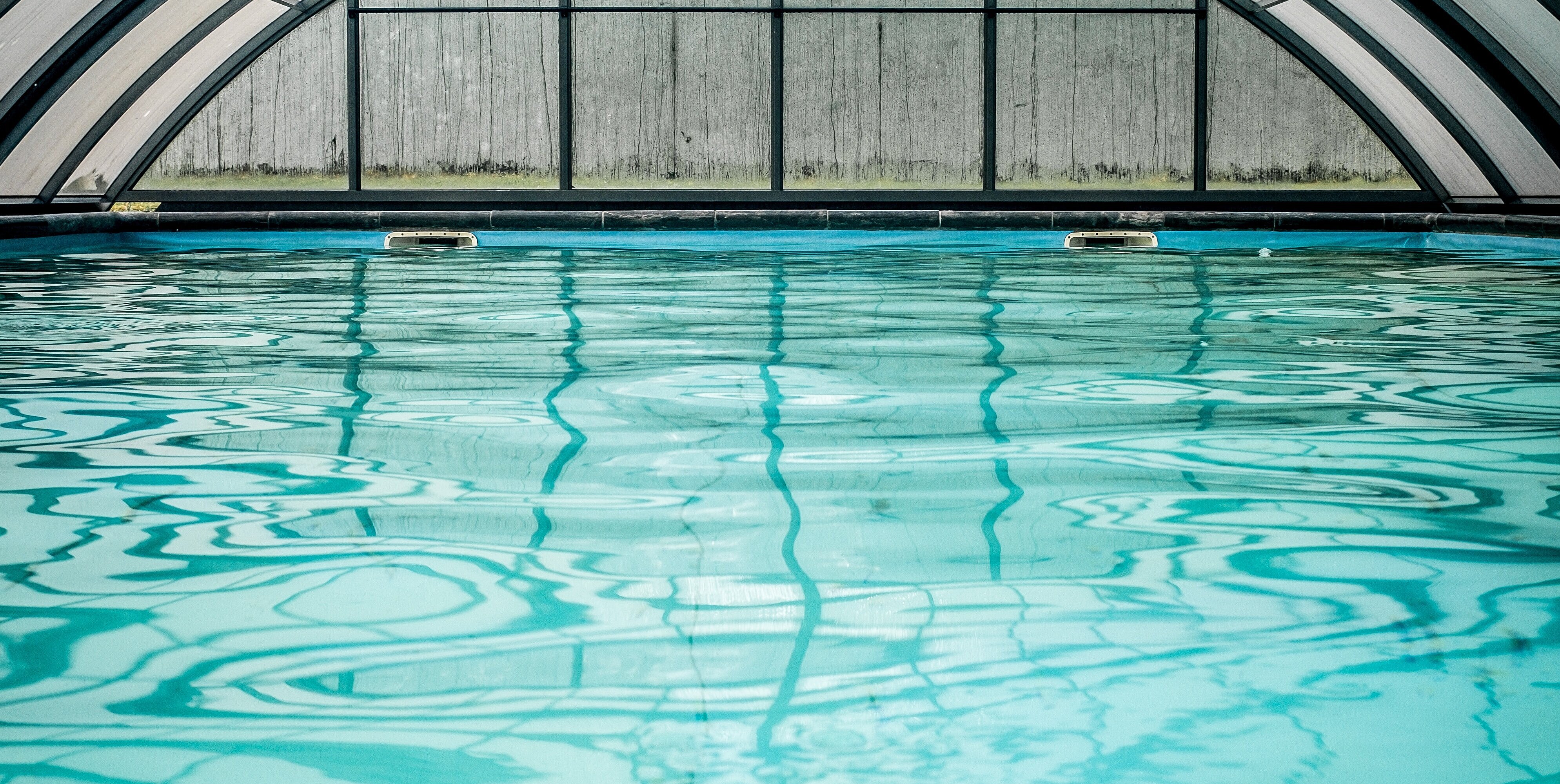 Foto de uma piscina, superfície da água.
