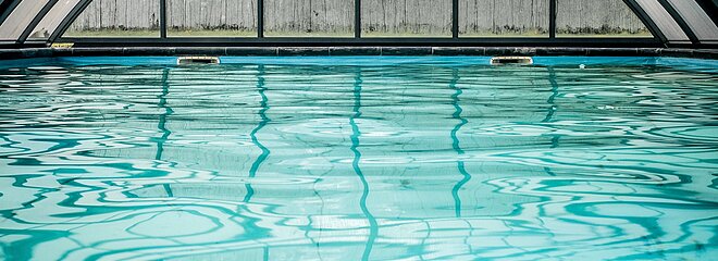 Foto de uma piscina, superfície da água.