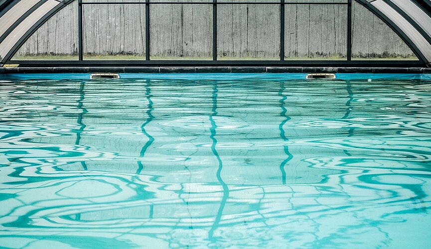 Foto de uma piscina, superfície da água.