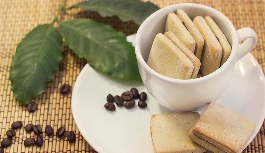 A foto mostra uma xícara com os biscoitos da Biscoiteria Keks