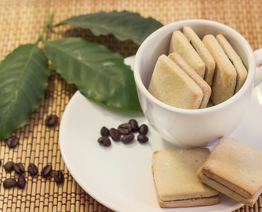 A foto mostra uma xícara com os biscoitos da Biscoiteria Keks