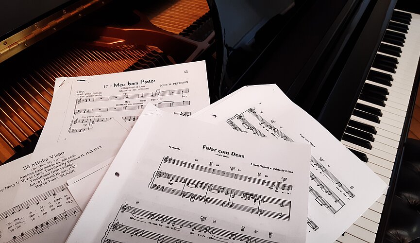 A imagem apresenta partituras de piano. 