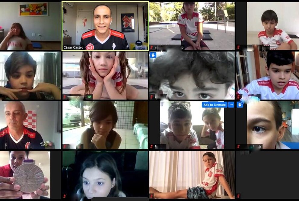 imagem da tela de computador com diversas pessoas em uma videoconferência