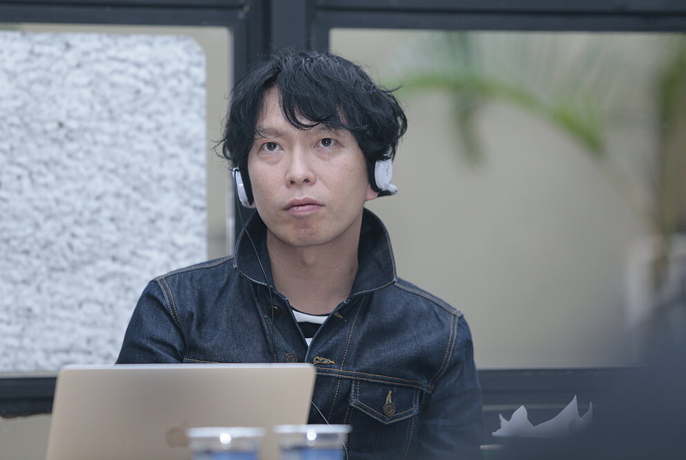 Homem japonês com fone de ouvid