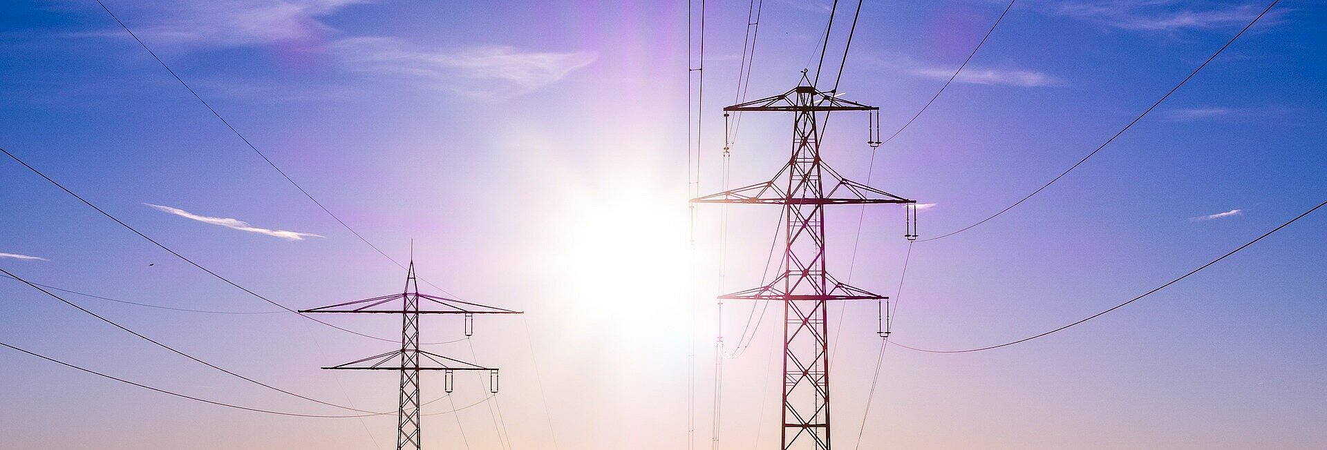 Postes com luz solar.