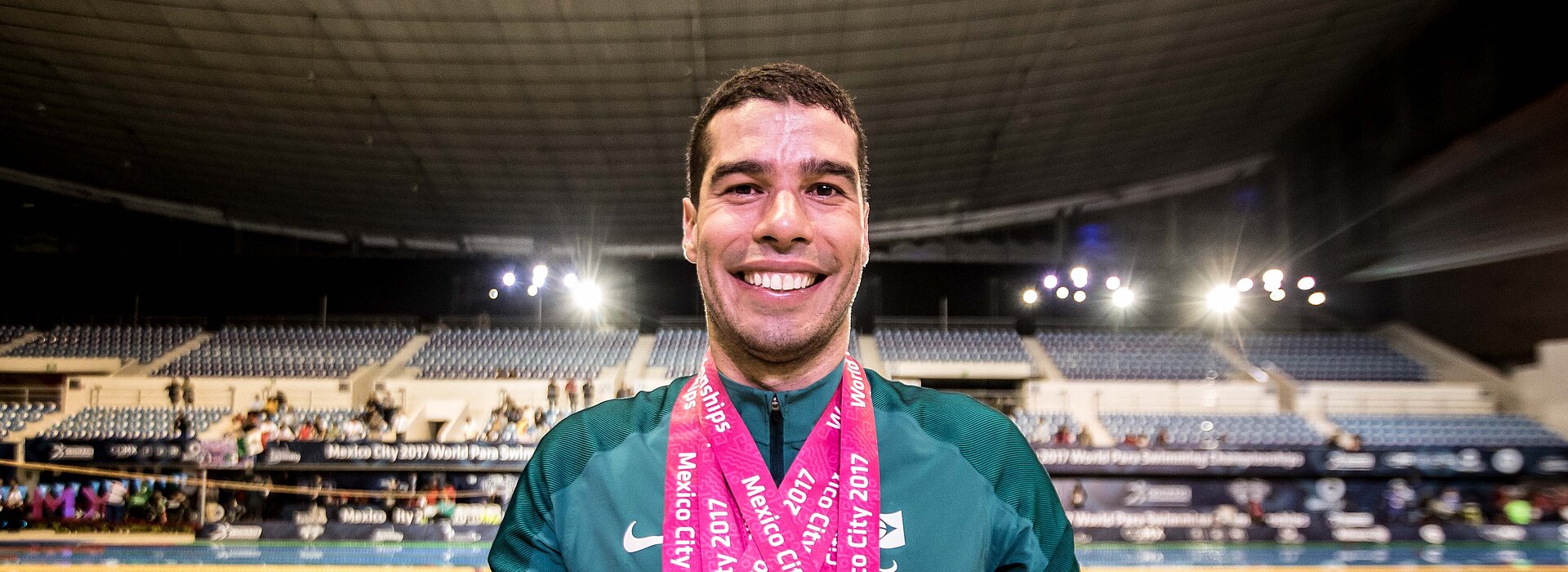 Daniel Dias sorrindo para a foto.