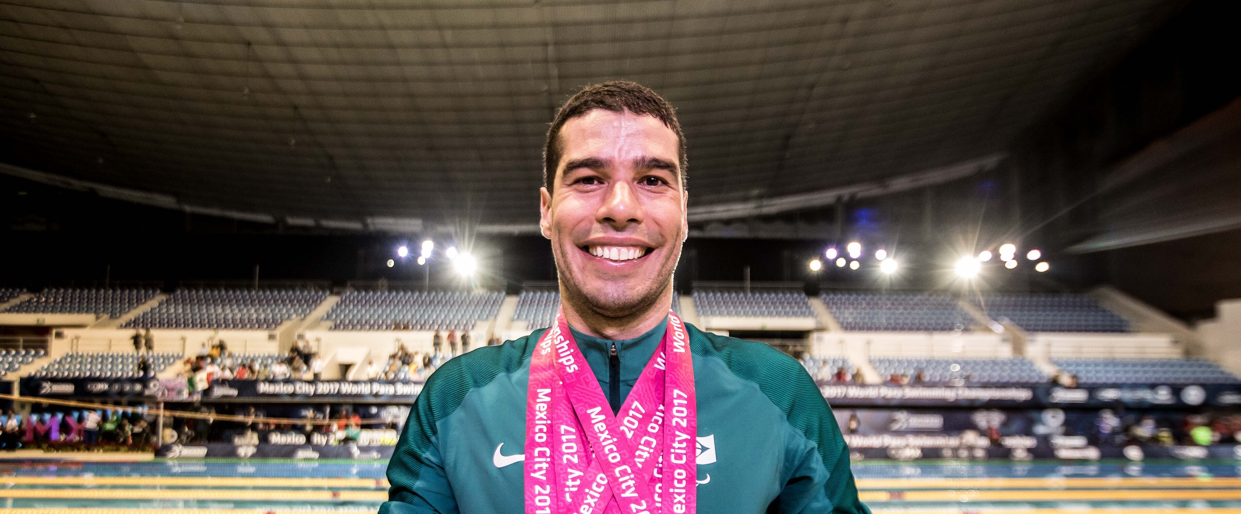 Daniel Dias sorrindo para a foto.