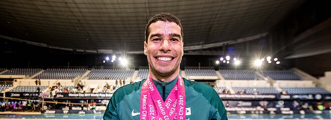 Daniel Dias sorrindo para a foto.