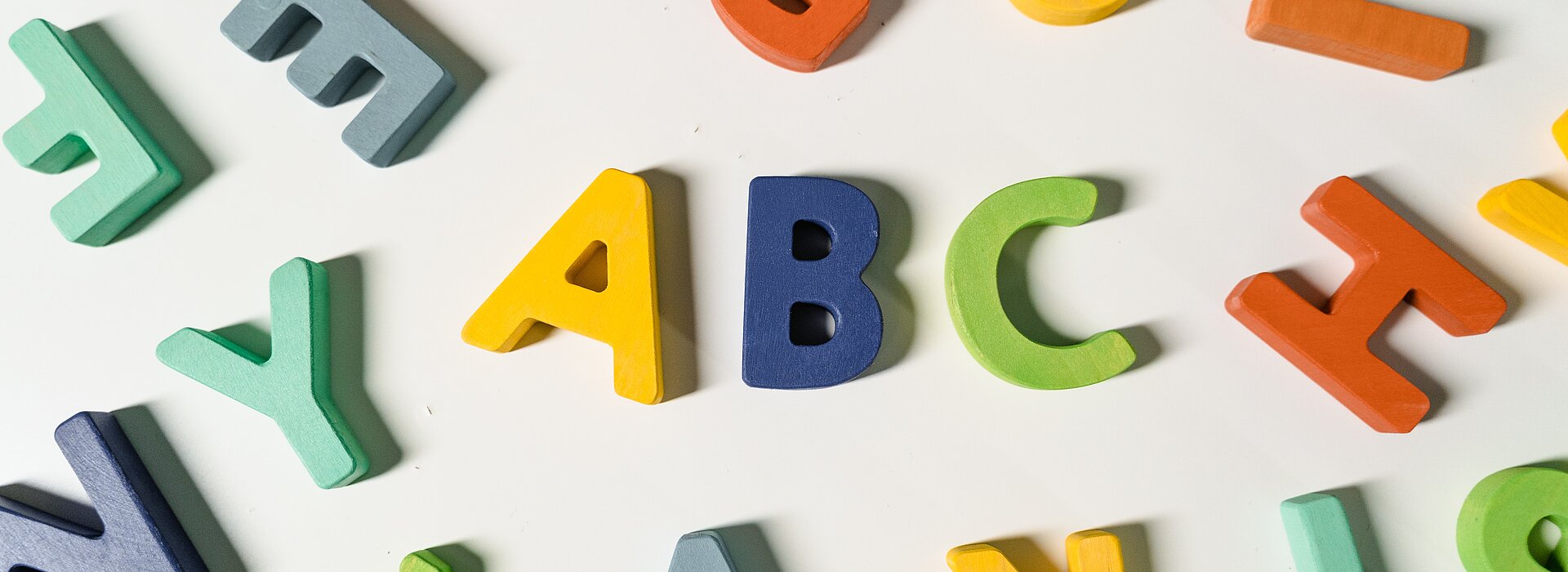 Letras do alfabeto coloridas. 