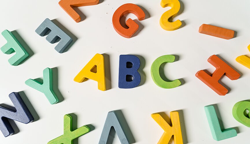 Letras do alfabeto coloridas. 