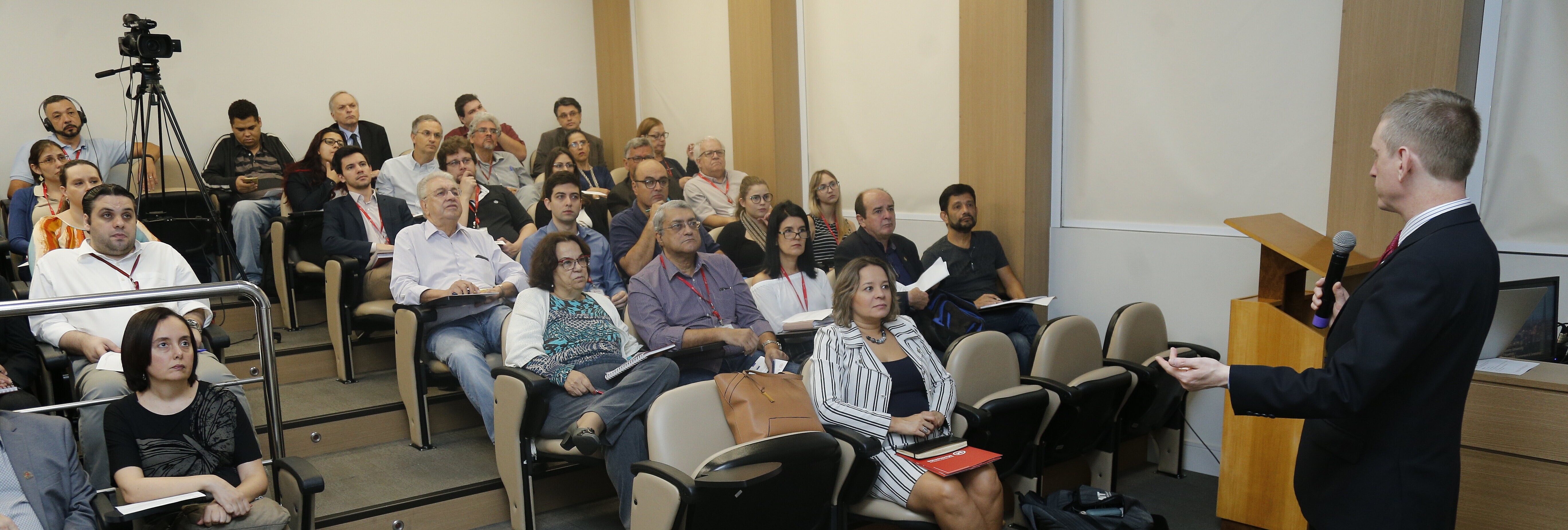 Platéia sentada nas cadeiras, ouvindo o palestrante da Coventry University.
