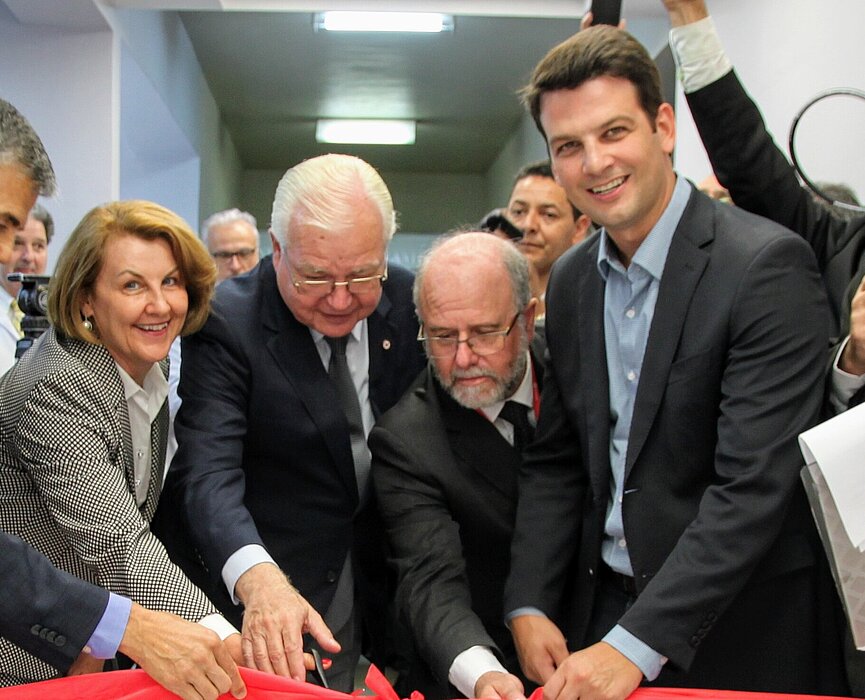 Autoridades cortam fita inaugural da nova área