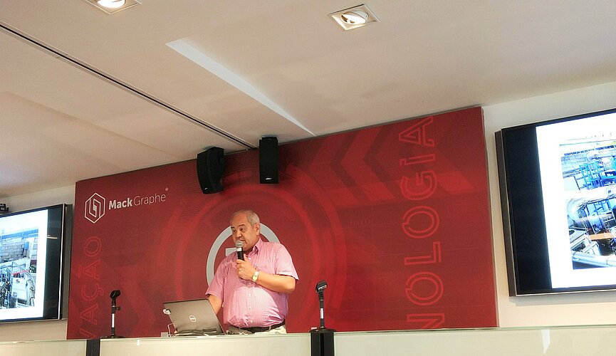 professor Vladimir Makhmutov no palco com microfone.