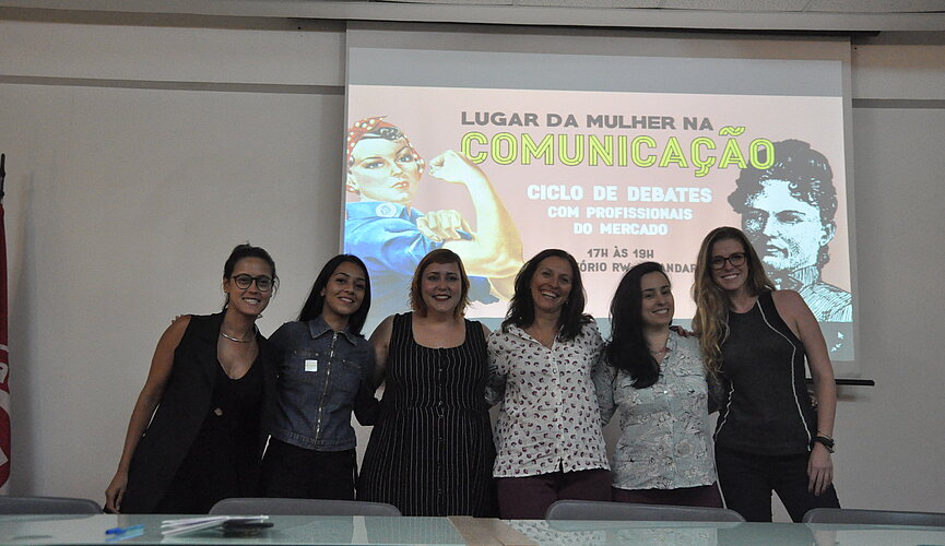 Palestrantes ao lado de professora e aluna do curso de jornalismo