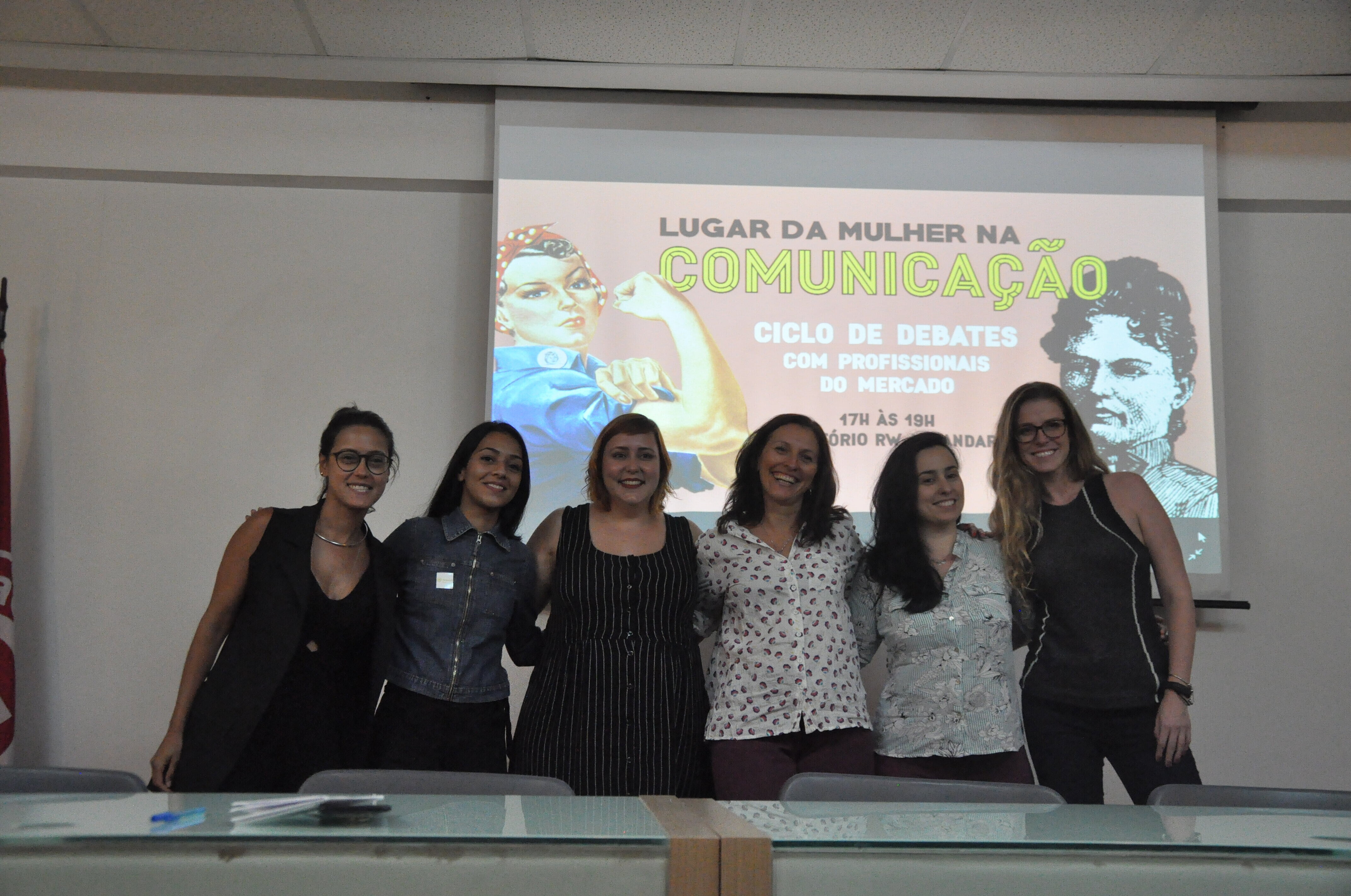 Palestrantes ao lado de professora e aluna do curso de jornalismo