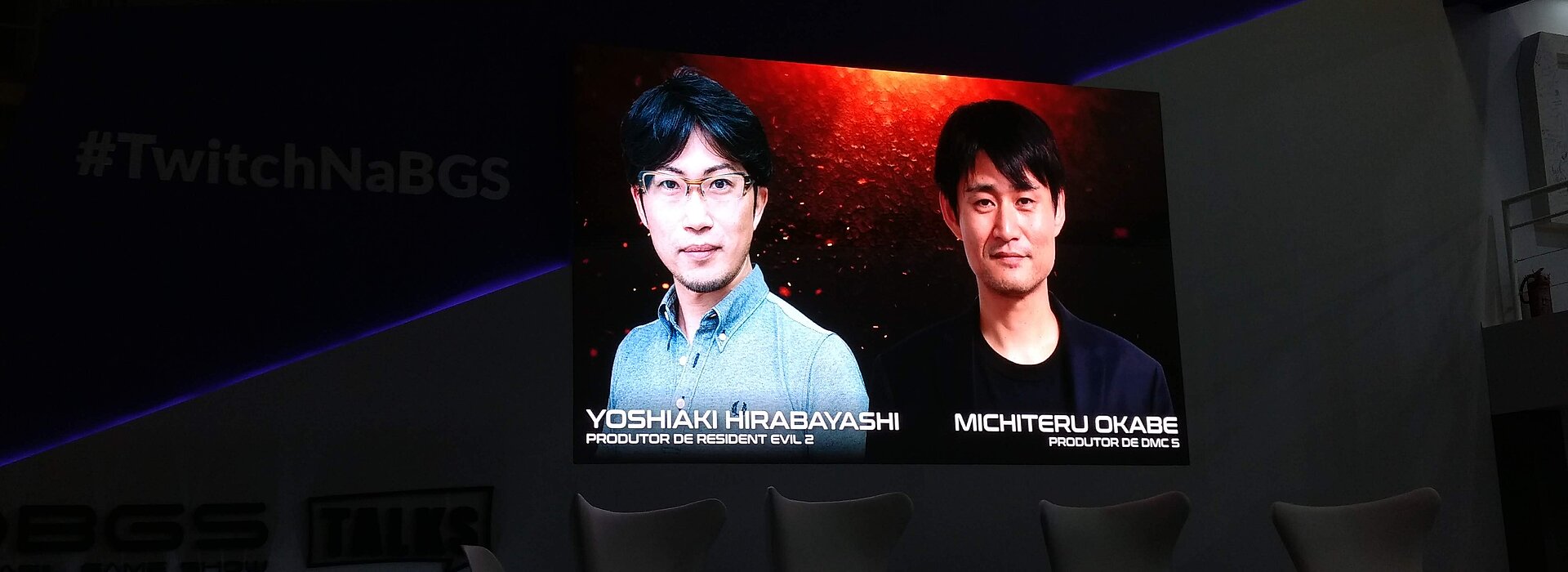 Foto dos produtores da Capcom projetadas em telão do evento