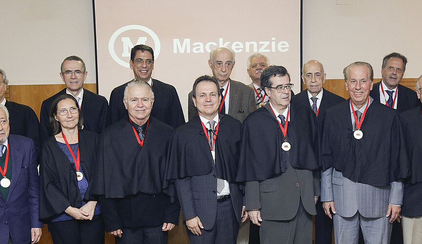 vários homens idosos posando em fila