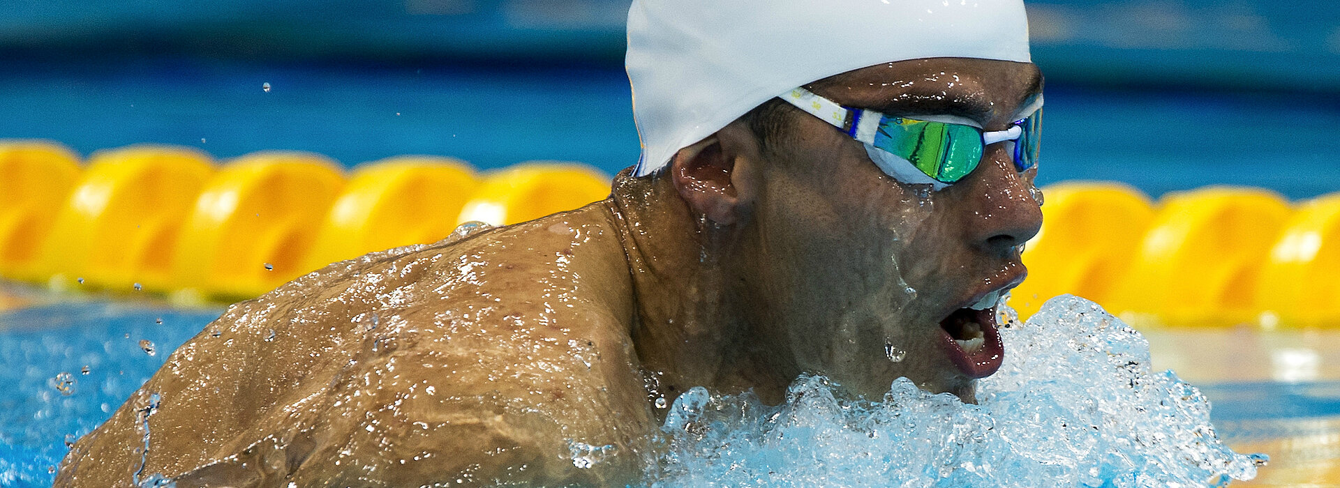 A foto mostra Daniel Dias competindo na piscina