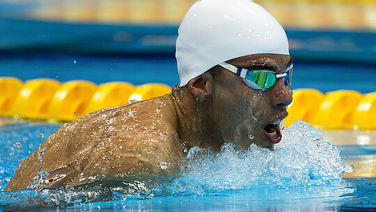 A foto mostra Daniel Dias competindo na piscina