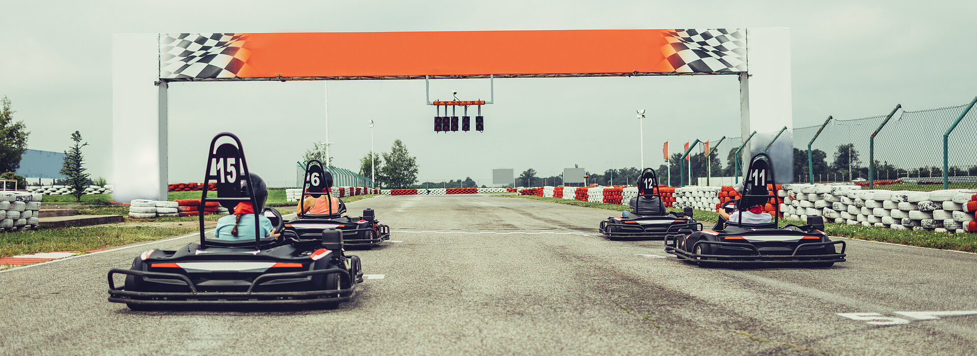 carros de kart posicionados para a largada em uma pista corrida 