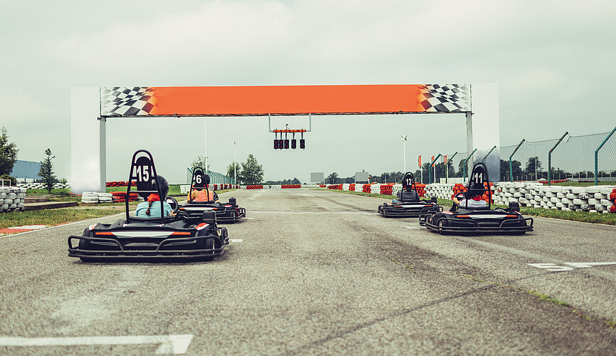 carros de kart posicionados para a largada em uma pista corrida 