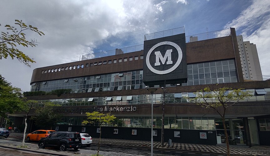 Foto da fachada da FEMPAR, em Curitiba, com o logo do Mackenzie. 