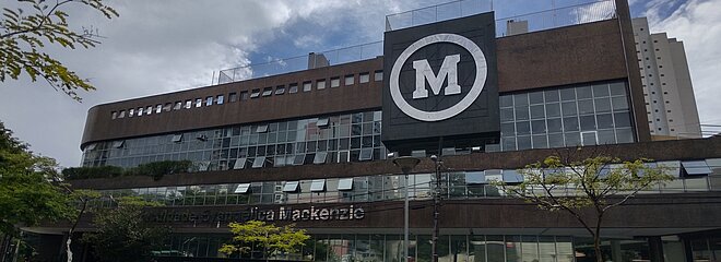 Foto da fachada da FEMPAR, em Curitiba, com o logo do Mackenzie. 