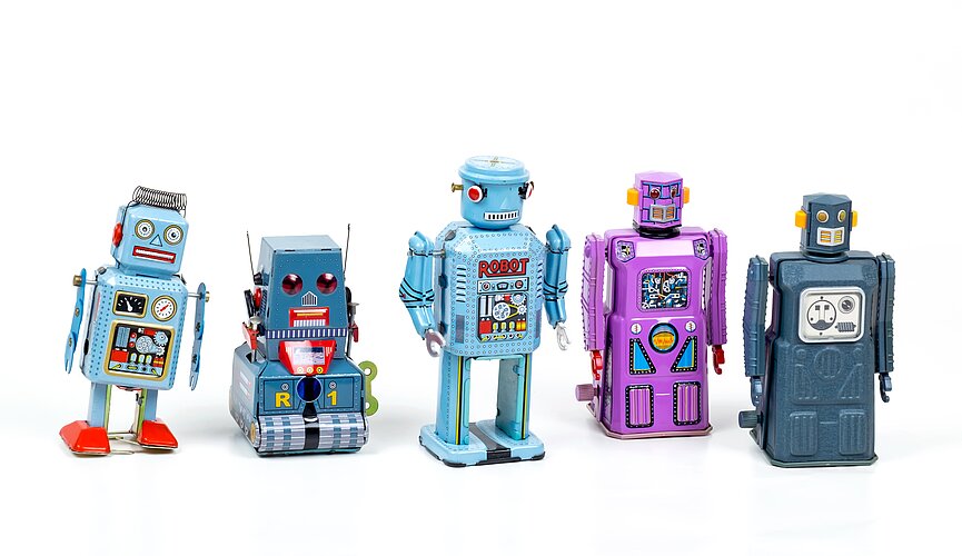 cinco robôs coloridos. 