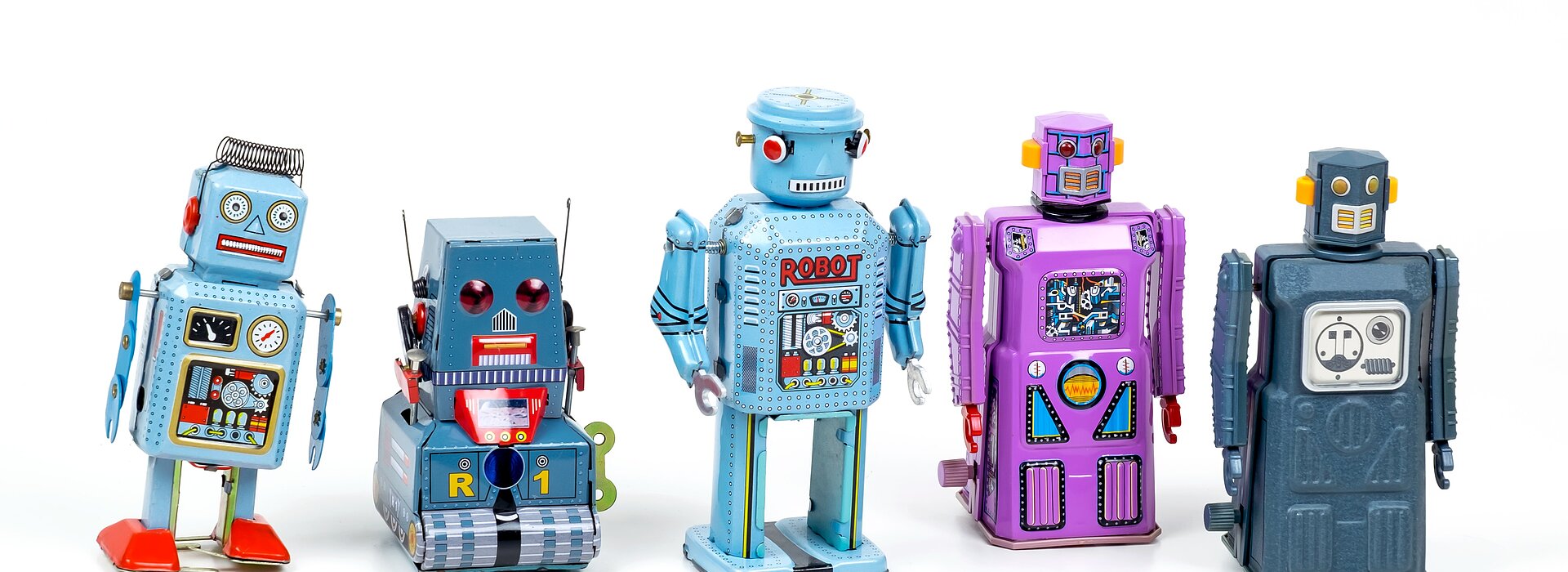 cinco robôs coloridos. 